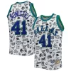 Dirk Nowitzki Dallas Mavericks 1998/99 Hardwood Classics Doodle Swingman Jersey Élégant White